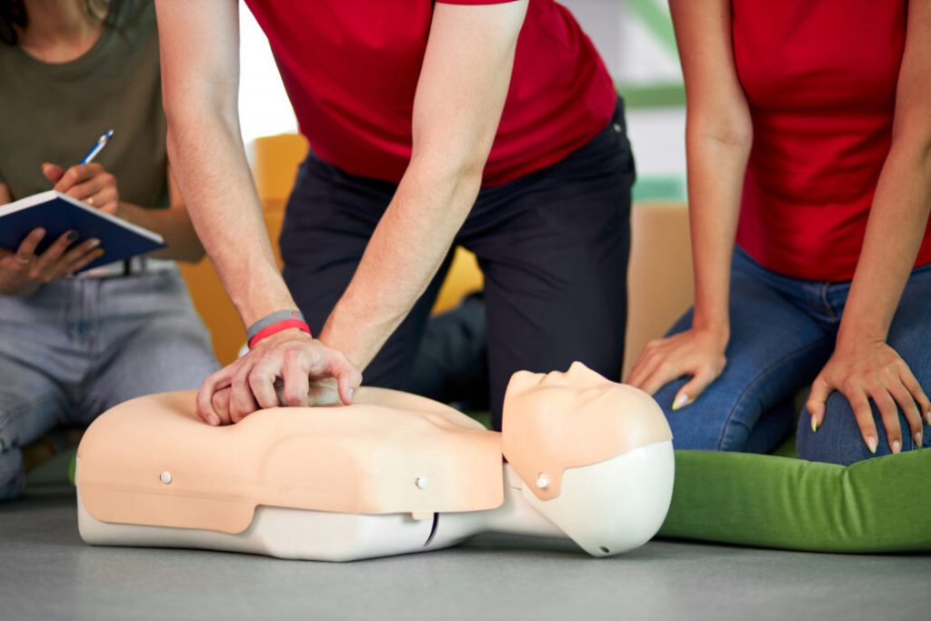 El médico destacó importancia de saber practicar reanimación cardiopulmonar.